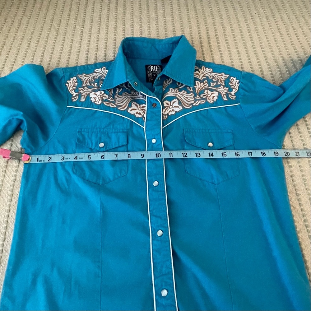 Women's Blue Embroidered Pearl Snap Long Sleeve Western Shirt - Size: Medium - Picture 9 of 9
